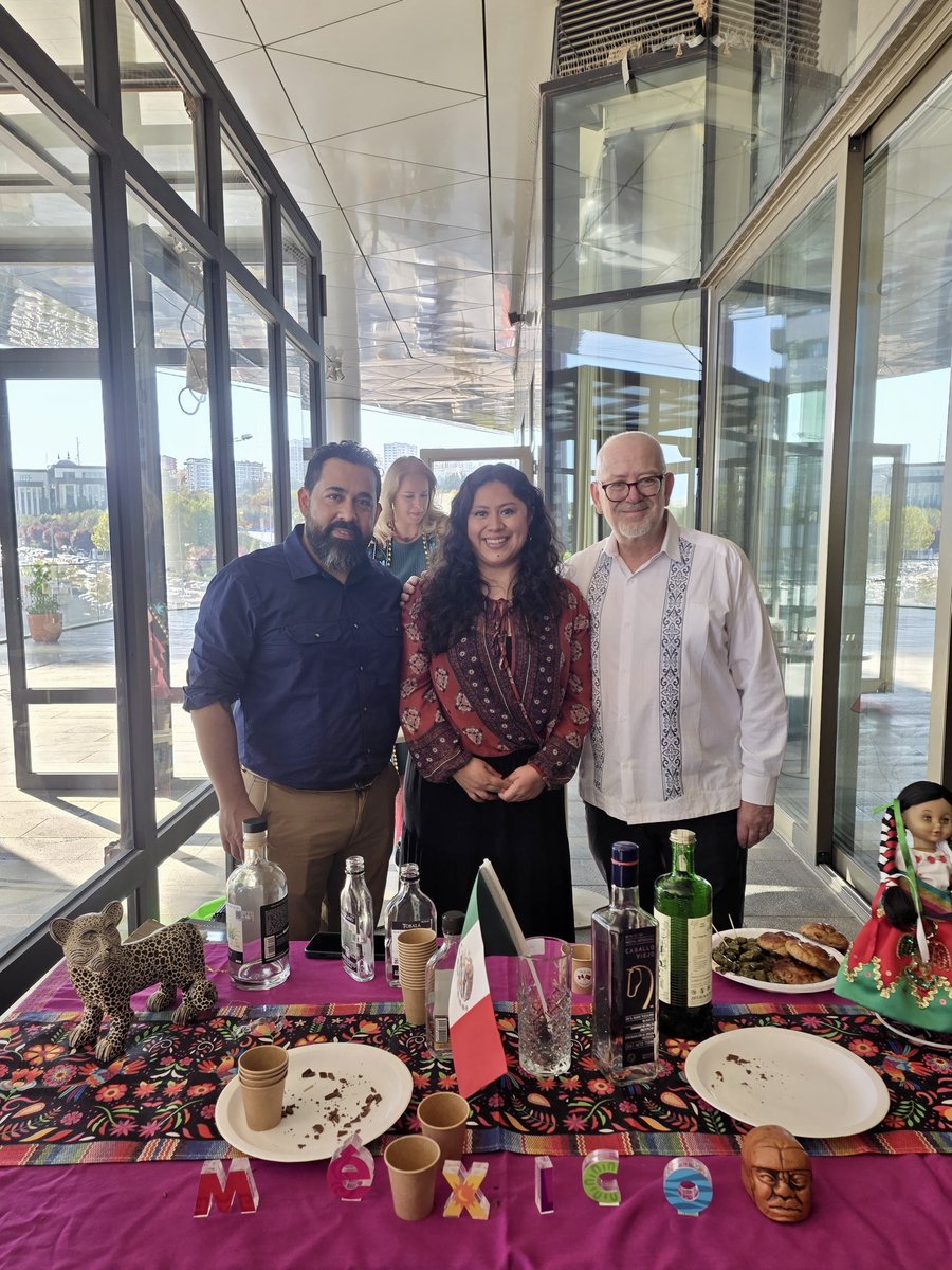 EmbaMexTur's tweet photo. El Emb. @CGjdl participó en el 4º Festival de las Culturas del Mundo, organizado por la Fundación Sirus. Los connacionales Georgina González y Ricardo Botelleo, fundadores de “Bogon Trade” realizaron una cata de mezcal que despertó gran interés de los visitantes. https://t.co/vHo979UpSZ