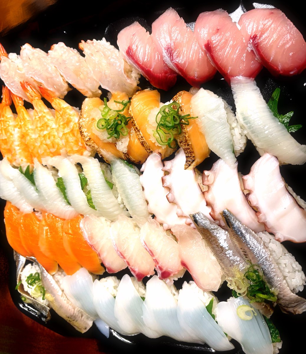 heisuke_td1844's tweet photo. 晩飯が寿司だった。こんなに食いきれねえから、島田君も呼んだ。母上頼みすぎだっつうの！ https://t.co/bju2t14jfH
