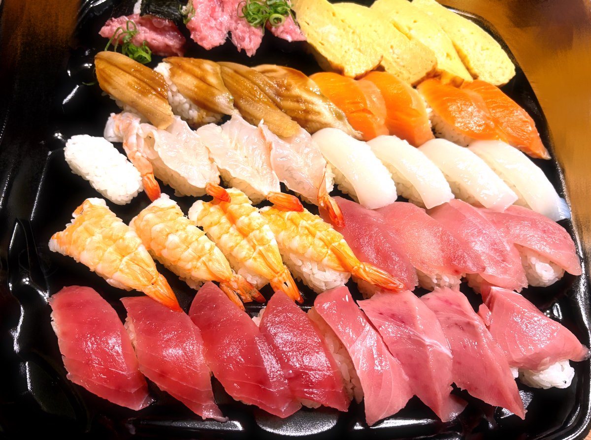 heisuke_td1844's tweet photo. 晩飯が寿司だった。こんなに食いきれねえから、島田君も呼んだ。母上頼みすぎだっつうの！ https://t.co/bju2t14jfH