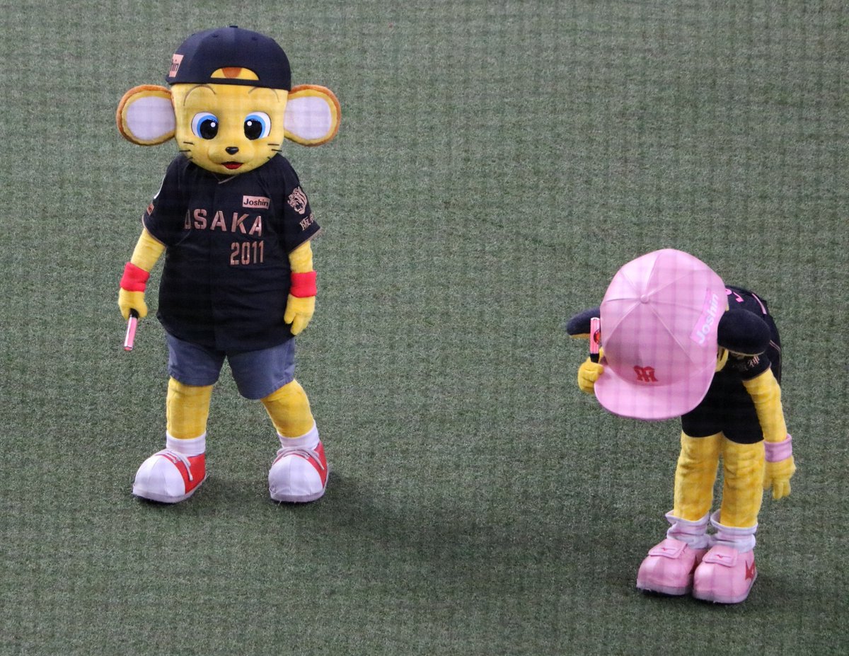 kgriuuu's tweet photo. 写真撮って満足して全然あげてなかったなーのやつ。
ちょっと女子っぽい仕草の大山さんとヒーインのテル山さんとマスコットたち。

2026.08.18 京セラドーム https://t.co/k6KkVXtUwh