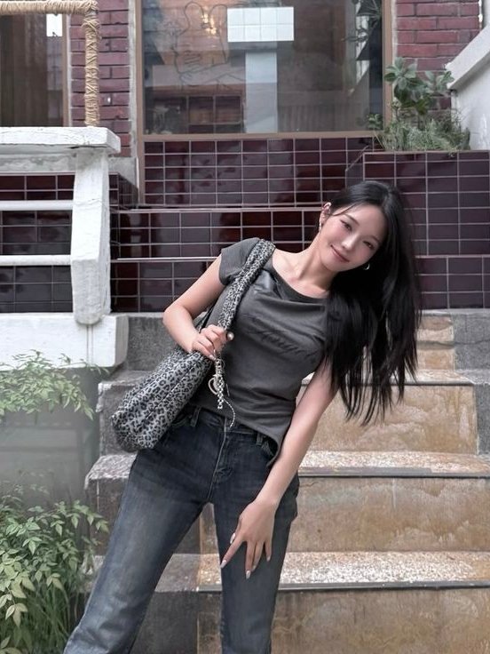 npomvtt's tweet photo. ⚠️ tw: assédio sexual.

Jisun, ex-integrante do fromis_9, sobre a objetificação e o assédio que sofreu do público masculino ao longo de sua carreira como idol:

"Os comentários que deixavam pra mim eram tipo, 'que tal o corpo dela?' ou 'queria que a Roh Jisun fosse minha namorada'. 'Quem namoraria alguém assim?', 'daria para transar com ela se eu jogasse bem minhas cartas', 'tenho inveja do namorado dela'. Era sempre sobre eu ser bonita ou ter um corpo bonito, e eu odiava ser vista dessa forma. 
Eu queria muito que as pessoas se interessassem pelo meu trabalho e pelas minhas apresentações, e que dissessem que elas eram boas. Mas, sempre que eu me apresentava em algum lugar, davam zoom no meu busto e postavam vídeos em câmera lenta. Quando isso acontecia, o foco acabava ficando principalmente na minha aparência física."