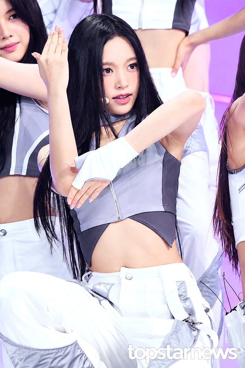 TSN_PHOTO's tweet photo. [HD포토] A2O LITE, ‘반짝이는 눈빛’ (A2O 쇼케이스) #A2OSOULITE #A2OLITE #데뷔 #쇼케이스 #프리뷰 https://t.co/aC5jTsdDk0 <- Original Photo https://t.co/DyK53Gd5fr
