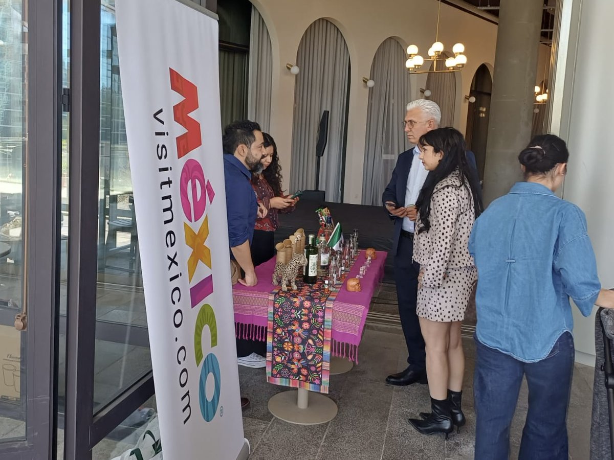 EmbaMexTur's tweet photo. Büyükelçi @CGjdl, Sirus Vakfı tarafından düzenlenen 4. Dünya Kültürleri Festivali'ne katıldı. "Bogon Trade" kurucuları vatandaşlarımız Georgina González ve Ricardo Botelleo'nun gerçekleştirdiği mezkal tadımı ziyaretçilerden büyük ilgi gördü. https://t.co/BnWM8cvVzi