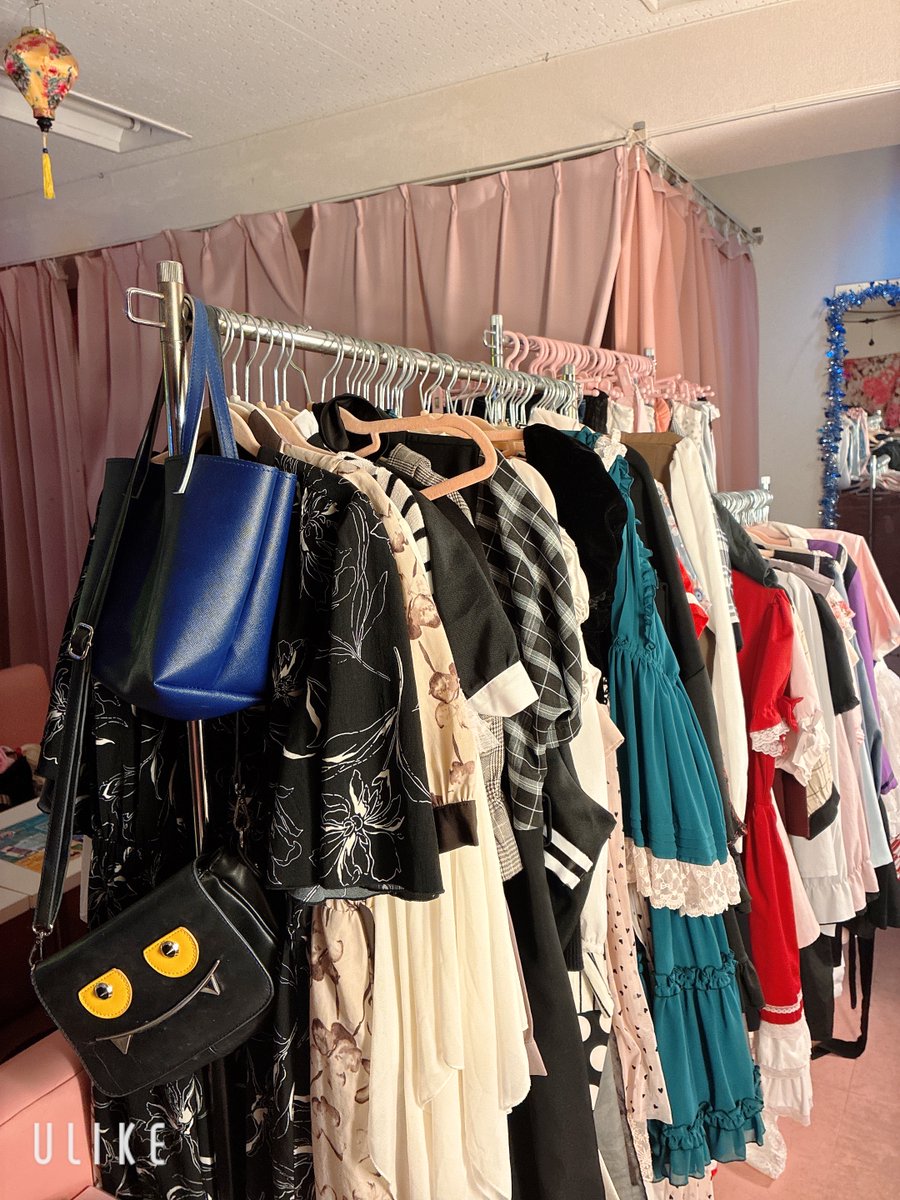 GirlsClubTokyo's tweet photo. 【女装で外を歩くのが不安な方へ】

女の子クラブでは、普段着で来て、店内だけで女装を楽しめます。
女装姿で電車に乗ったり、街を歩いたりする必��はありません。

1．普段着で来店
2．受付で「店内で着替えたいです」と伝える
3．着替えスペースでメイク・着替え
4．���装姿で飲んだり、話したりして過ごす
5．帰る前に普段着へ戻る

店内には、メイク用品・ウィッグ・衣装・靴があります。
借り方が分からないときは、スタッフに聞いてください。自分の服を持参しても大丈夫です。

「女装はしてみたい。でも外を歩くのはこわい」
その二つを、いっぺんに乗り越えなくても大丈夫。

まずは店の中だけで、好きな姿の時間を過ごしてみませんか。
本日10/13（火）19:00〜23:30。
https://t.co/lvtSwco1LO