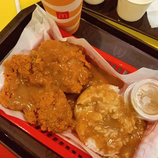 chandybloom's tweet photo. alin ang mas masarap na gravy sa apat?  🍗

Jollibee
Mcdo
KFC
Greenwich

At bakit ikaw yu---MALIII HAHAHA https://t.co/iquTLswA9N