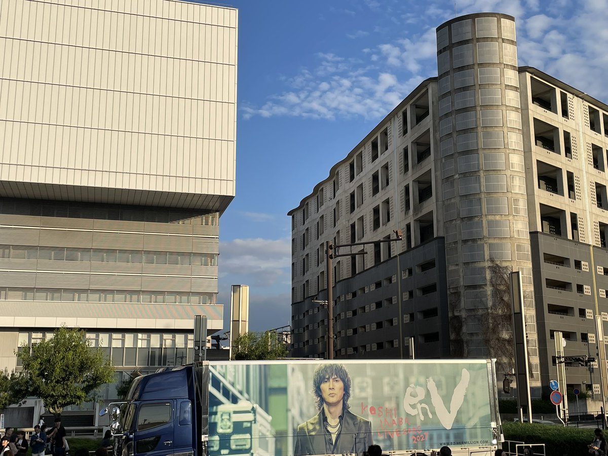 azukiAkisama's tweet photo. #稲葉浩志 #KoshiInaba #enV
@ 奈良 なら100年会館

#徳永暁人 弾き語りソロツアーを終え
徳永さんは翌日早速大きな音楽旅へ🤠すごいわ👏

大黒摩季さんツアーで感じたような
街中で穏やかにツアトラ見て過ごせる感
地方のホール現場も楽しい👍
(でも、あのB'zの稲葉浩志のツアーがっていう衝撃😇😇) https://t.co/5CJLYZNOjD