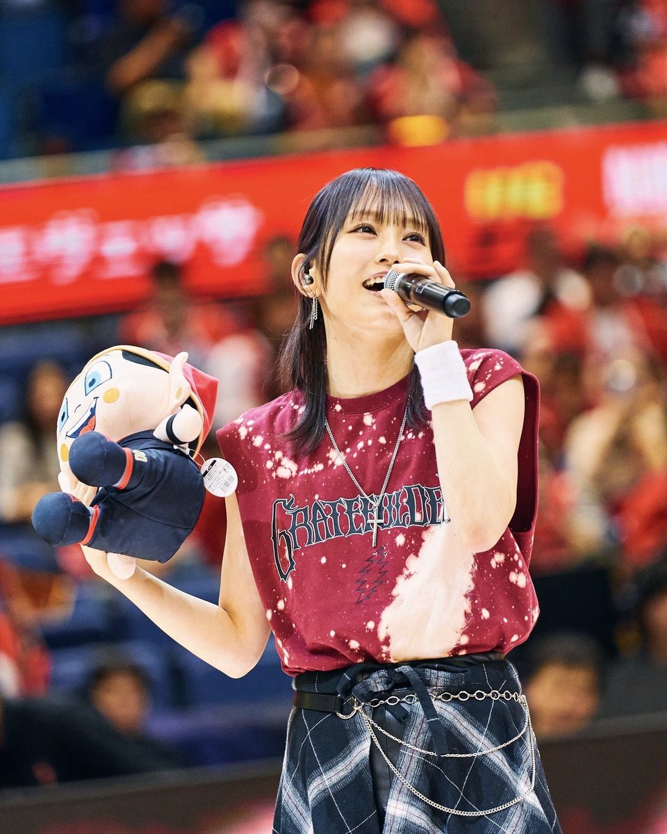 osakaevessa's tweet photo. 🎤SPECIAL GUEST
#山本彩 さん

本日の試合に山本彩さんがご来場！昨シーズンに続き2度目のエヴェッサホームゲームへご来場頂き、スペシャルLIVE『バタフライエフェクト』で会場を盛り上げてくださいました🎶🔥

#OSAKASOUL 溢れるアツいパフォーマンスを、ありがとうございました❤️‍🔥
#大阪エヴェッサ https://t.co/nN860FB4X3
