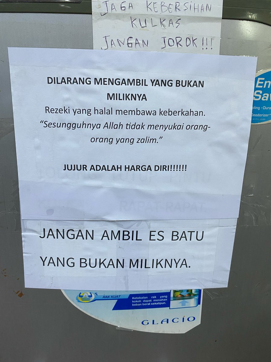 keluhkesahkonoh's tweet photo. Barang hilang dari kulkas kantor, terus didiemin sampai akhirnya dibuatkan catatan. Eh, ternyata si maling malah bales notes-nya 🤣🤣 Jujur, nyali lu gede juga ya, tapi sayangnya masih ngumpet aja wkwkwk. Enaknya orang kayak gini diapain, ya? 😭 https://t.co/LJV34ShnsD