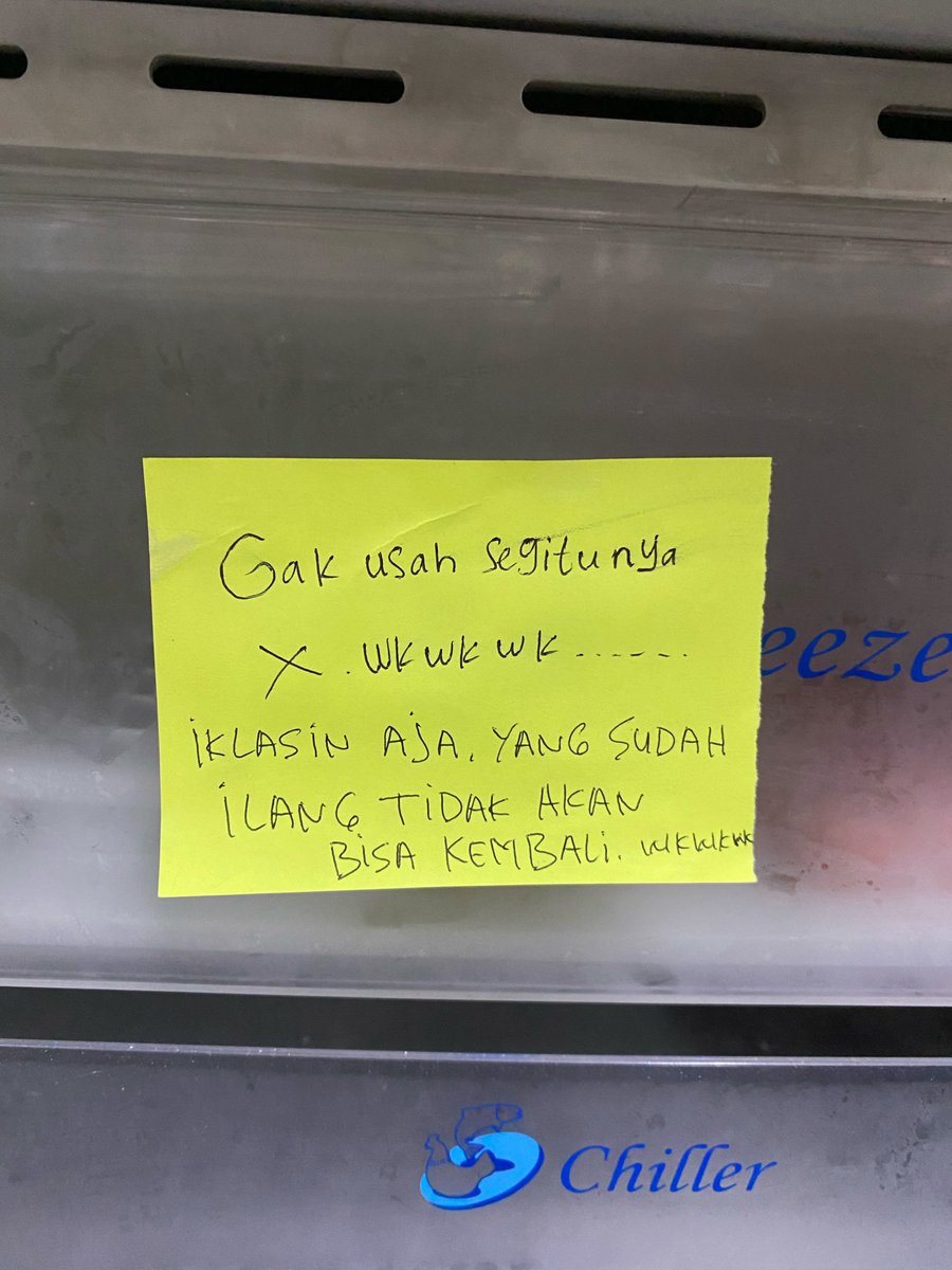 keluhkesahkonoh's tweet photo. Barang hilang dari kulkas kantor, terus didiemin sampai akhirnya dibuatkan catatan. Eh, ternyata si maling malah bales notes-nya 🤣🤣 Jujur, nyali lu gede juga ya, tapi sayangnya masih ngumpet aja wkwkwk. Enaknya orang kayak gini diapain, ya? 😭 https://t.co/LJV34ShnsD