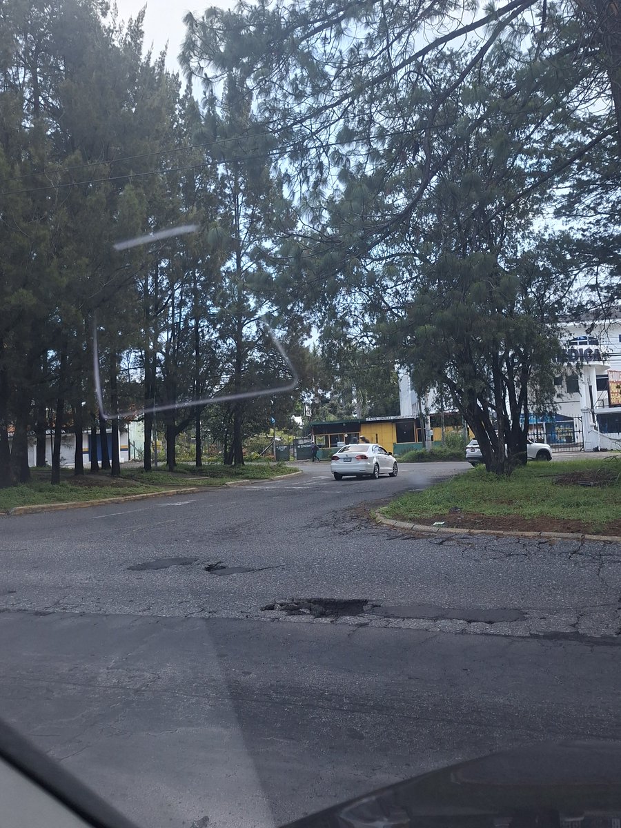 CoronaVirusGT's tweet photo. @netobran @EmixtraGT 
Frente a la gasolinera UNO  de San Cristobal se abrió la carretera con un Agujero conocido como mata llantas.

Precaución a todos los que circulan por el área https://t.co/lHzYqsQ6HZ