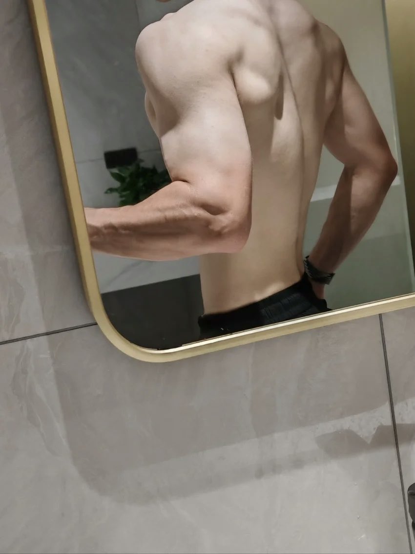 Aak12138fyp's tweet photo. #健身 #男大 练到多大才算大，体脂多低才算低，你到底在追求什么. https://t.co/4p7YKID20y