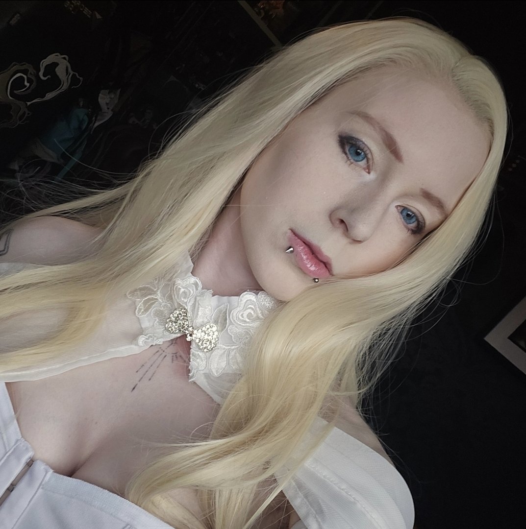PreludeInRoses's tweet photo. Emma cosplay throwback for #EmmaFrostWeek2026 love you queen 🤍💎 https://t.co/r5vzS7USE6