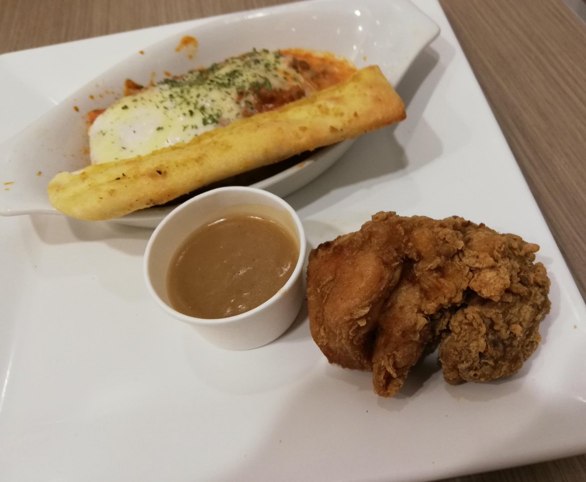 chandybloom's tweet photo. alin ang mas masarap na gravy sa apat?  🍗

Jollibee
Mcdo
KFC
Greenwich

At bakit ikaw yu---MALIII HAHAHA https://t.co/iquTLswA9N