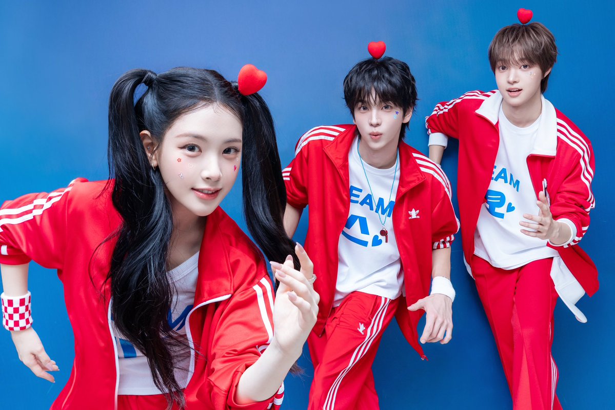 bexxjx's tweet photo. 오예스 오늘의MC가요 포토 포즈 점점 발전하고 너무 잘하는게 웃겨 ㄹㅇ 원조의 맛🫶🏻 https://t.co/09FJYvB3iN