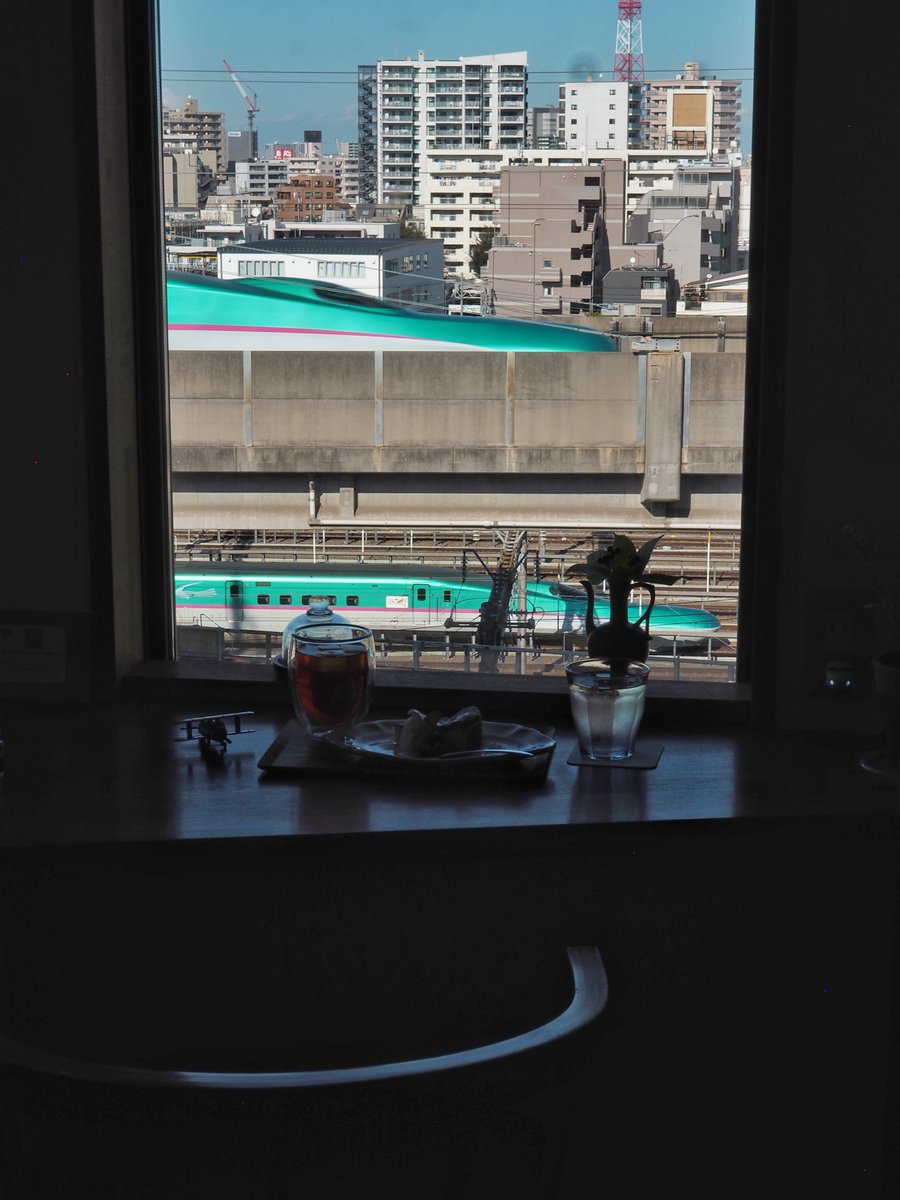 a5p310's tweet photo. 山手線、京浜東北線、新幹線などを一望できる「電車が見えるカフェ」🚃

今東京のカフェで断トツNo.1でオススメしたいお店です。 https://t.co/qB9zu9nQmR