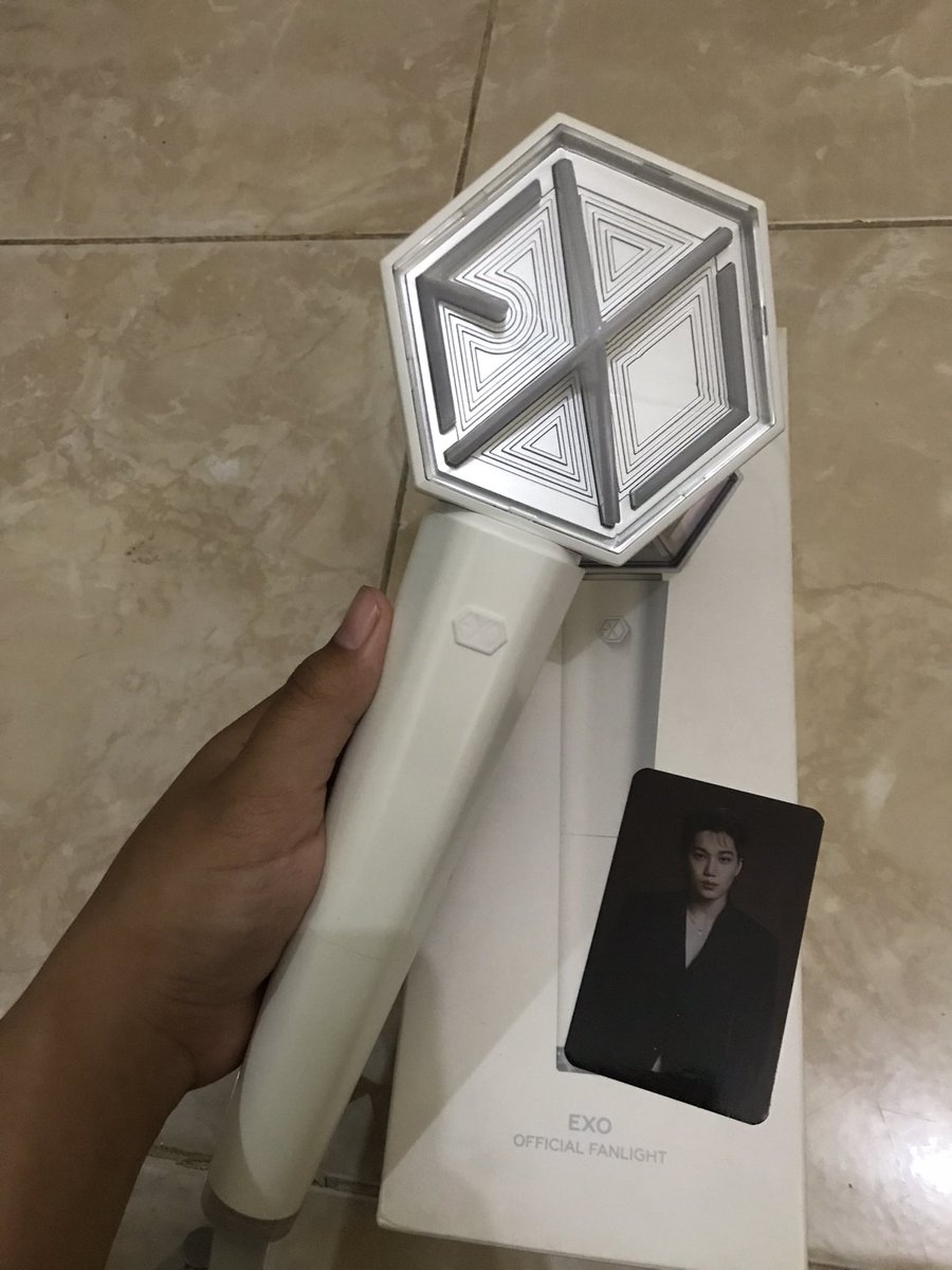 aphroditevrz's tweet photo. detailnya ini yaa, ini belum pernah dipakai sama sekali dari beli ueueu, cuma emang stikernyaa udah aku pakee buat ditempel di laptop jadi aku jual ls only dan pc kai ini 500k nett https://t.co/XznhZczhrY