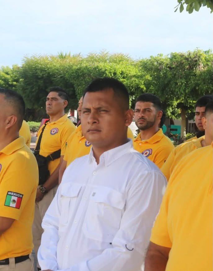 Random_TotalMx's tweet photo. 🔴 Asesinan a balazos a Jesús Antonio López Bibriesca, coordinador de Protección Civil, en plena emergencia por el huracán Simón.

El funcionario fue atacado en la calle Francisco Pérez, entre 16 de Septiembre y Melchor Ocampo, en el sector Centro. Su cuerpo quedó tendido sobre la vía pública con una herida de bala.

El homicidio ocurre mientras la región enfrenta las consecuencias del fenómeno meteorológico.