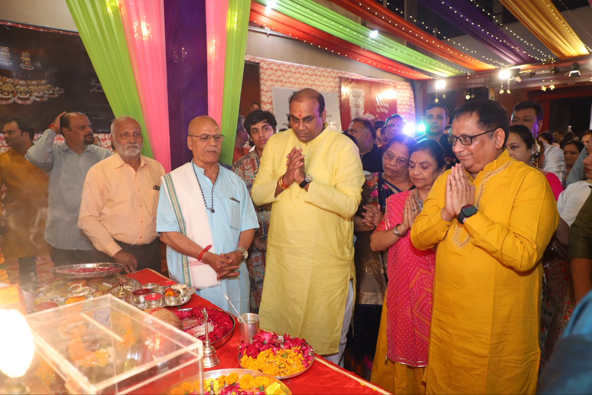 KiritkrJPatel's tweet photo. श्री नवरात्रि उत्सव मंडल, दिल्ली द्वारा आयोजित ‘वाइब्रेंट नवरात्रि–2026’ के पावन अवसर पर शारदीय नवरात्रि के प्रथम दिवस माँ दुर्गा की भव्य महाआरती में सम्मिलित होने का सौभाग्य प्राप्त हुआ। इस शुभ अवसर पर विधि-विधान से पूजा-अर्चना कर माँ दुर्गा से इफको परिवार, समस्त सहकार बंधुओं एवं अन्नदाता किसान भाइयों सहित सभी के सुख, समृद्धि, उत्तम स्वास्थ्य एवं मंगलमय जीवन की कामना की। माँ दुर्गा की कृपा एवं आशीर्वाद हम सभी पर सदैव बना रहे तथा सबके जीवन में सुख, शांति, समृद्धि और सकारात्मक ऊर्जा का संचार हो। जय माता की !