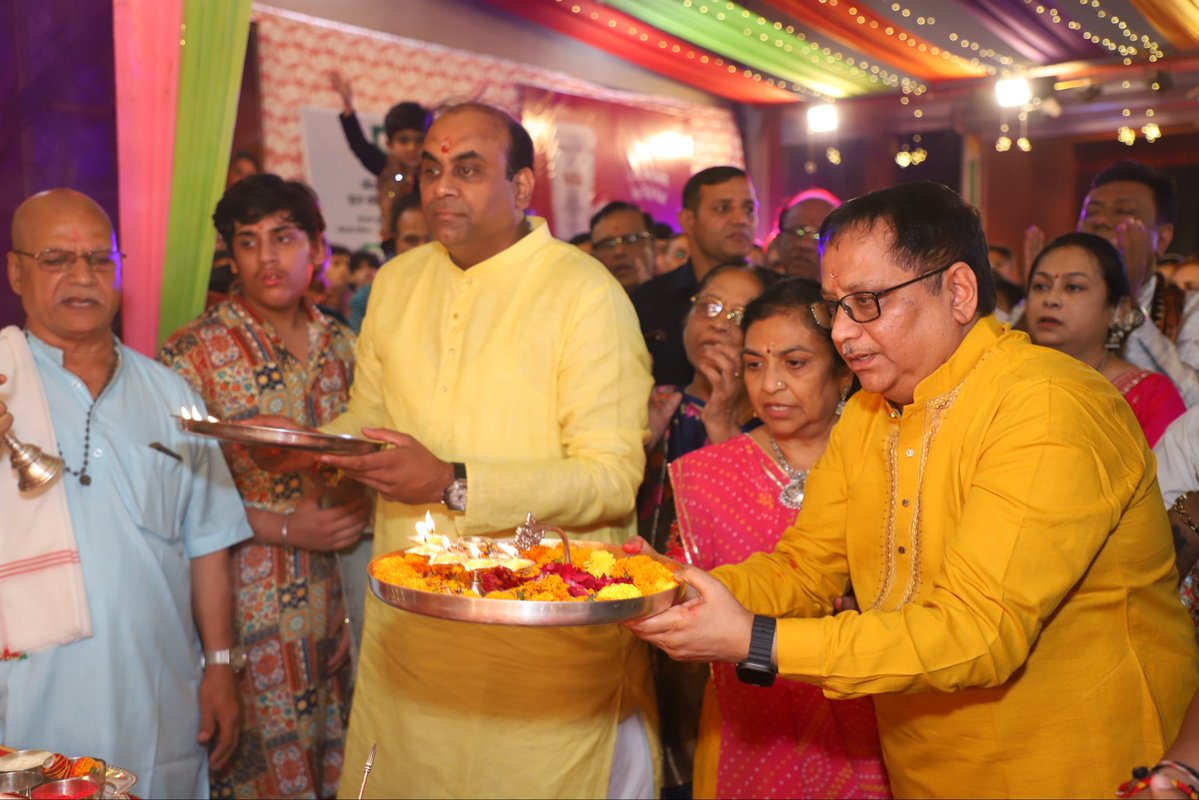 KiritkrJPatel's tweet photo. श्री नवरात्रि उत्सव मंडल, दिल्ली द्वारा आयोजित ‘वाइब्रेंट नवरात्रि–2026’ के पावन अवसर पर शारदीय नवरात्रि के प्रथम दिवस माँ दुर्गा की भव्य महाआरती में सम्मिलित होने का सौभाग्य प्राप्त हुआ। इस शुभ अवसर पर विधि-विधान से पूजा-अर्चना कर माँ दुर्गा से इफको परिवार, समस्त सहकार बंधुओं एवं अन्नदाता किसान भाइयों सहित सभी के सुख, समृद्धि, उत्तम स्वास्थ्य एवं मंगलमय जीवन की कामना की। माँ दुर्गा की कृपा एवं आशीर्वाद हम सभी पर सदैव बना रहे तथा सबके जीवन में सुख, शांति, समृद्धि और सकारात्मक ऊर्जा का संचार हो। जय माता की !