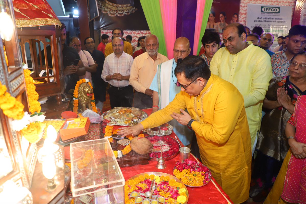 KiritkrJPatel's tweet photo. श्री नवरात्रि उत्सव मंडल, दिल्ली द्वारा आयोजित ‘वाइब्रेंट नवरात्रि–2026’ के पावन अवसर पर शारदीय नवरात्रि के प्रथम दिवस माँ दुर्गा की भव्य महाआरती में सम्मिलित होने का सौभाग्य प्राप्त हुआ। इस शुभ अवसर पर विधि-विधान से पूजा-अर्चना कर माँ दुर्गा से इफको परिवार, समस्त सहकार बंधुओं एवं अन्नदाता किसान भाइयों सहित सभी के सुख, समृद्धि, उत्तम स्वास्थ्य एवं मंगलमय जीवन की कामना की। माँ दुर्गा की कृपा एवं आशीर्वाद हम सभी पर सदैव बना रहे तथा सबके जीवन में सुख, शांति, समृद्धि और सकारात्मक ऊर्जा का संचार हो। जय माता की !