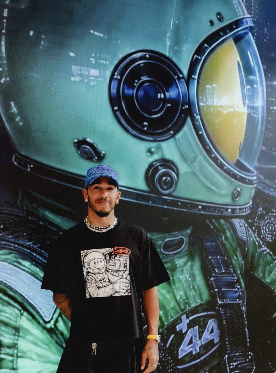 fiagirly's tweet photo. Lewis Hamilton at the +44 pop up store in Singapore! 🩵 https://t.co/3GvdNhoJ4y