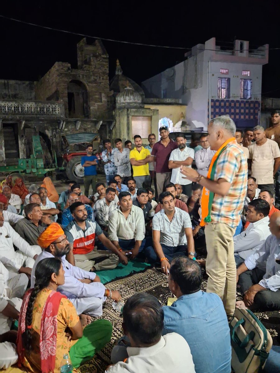 VforRajasthan's tweet photo. रात के अंधेरे में 
कमलमय प्रकाश !
गांव गांव ढाणी -ढाणी
भाजपा से ही है आस !!

बड़ल्या पंचायत समिति के वार्डों में जनसंपर्क और कार्यकर्ताओं से संवाद। 
#Ajmer #Pushkar #Election #PanchayatElection #BJP
@narendramodi  @AmitShah @NitinNabin @blsanthosh @ajaeybjp @SureshRawatIN https://t.co/jD8tZMrkDo