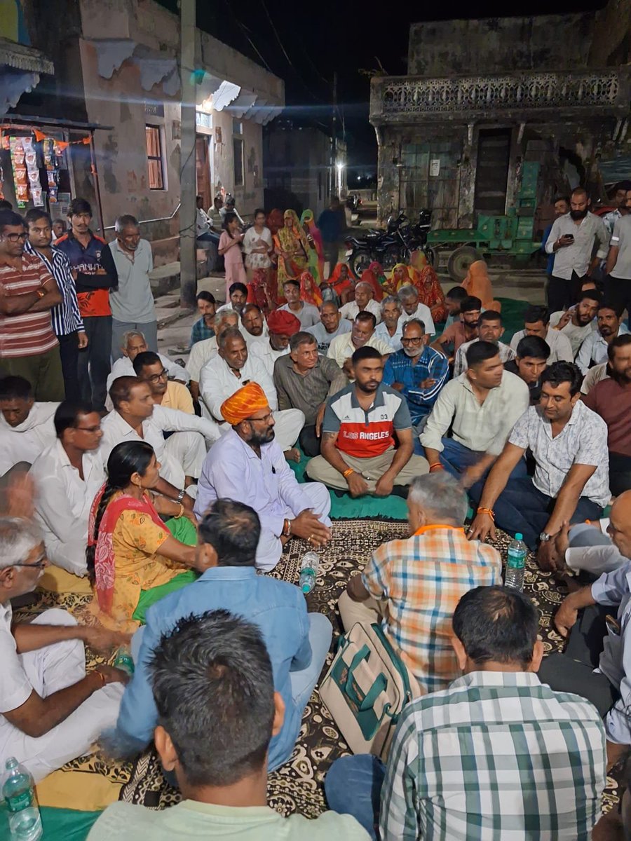 VforRajasthan's tweet photo. रात के अंधेरे में 
कमलमय प्रकाश !
गांव गांव ढाणी -ढाणी
भाजपा से ही है आस !!

बड़ल्या पंचायत समिति के वार्डों में जनसंपर्क और कार्यकर्ताओं से संवाद। 
#Ajmer #Pushkar #Election #PanchayatElection #BJP
@narendramodi  @AmitShah @NitinNabin @blsanthosh @ajaeybjp @SureshRawatIN https://t.co/jD8tZMrkDo