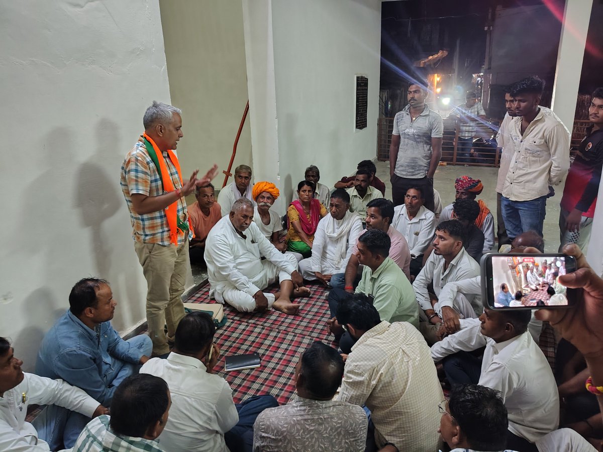 VforRajasthan's tweet photo. रात के अंधेरे में 
कमलमय प्रकाश !
गांव गांव ढाणी -ढाणी
भाजपा से ही है आस !!

बड़ल्या पंचायत समिति के वार्डों में जनसंपर्क और कार्यकर्ताओं से संवाद। 
#Ajmer #Pushkar #Election #PanchayatElection #BJP
@narendramodi  @AmitShah @NitinNabin @blsanthosh @ajaeybjp @SureshRawatIN https://t.co/jD8tZMrkDo