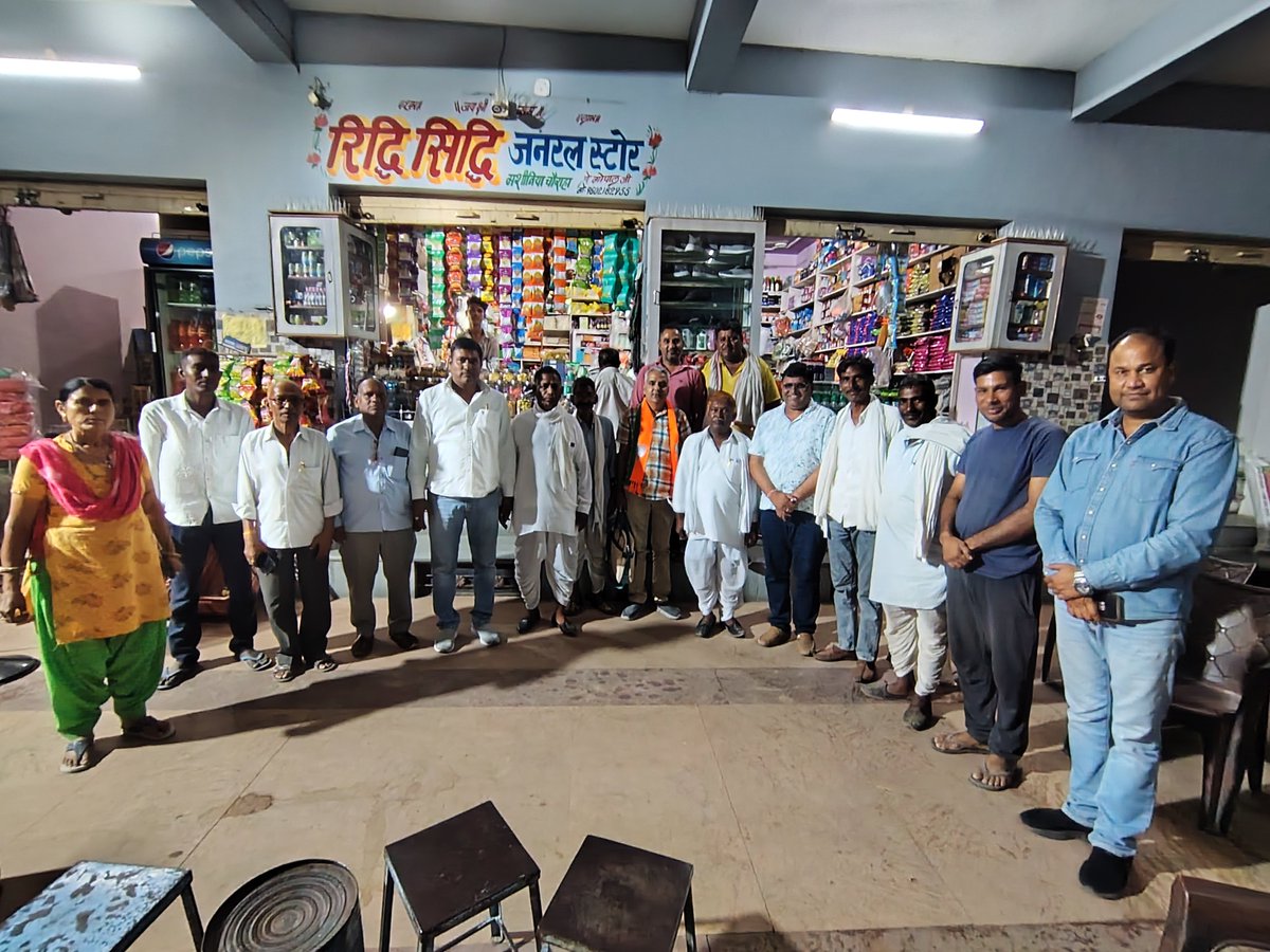 VforRajasthan's tweet photo. रात के अंधेरे में 
कमलमय प्रकाश !
गांव गांव ढाणी -ढाणी
भाजपा से ही है आस !!

बड़ल्या पंचायत समिति के वार्डों में जनसंपर्क और कार्यकर्ताओं से संवाद। 
#Ajmer #Pushkar #Election #PanchayatElection #BJP
@narendramodi  @AmitShah @NitinNabin @blsanthosh @ajaeybjp @SureshRawatIN https://t.co/jD8tZMrkDo