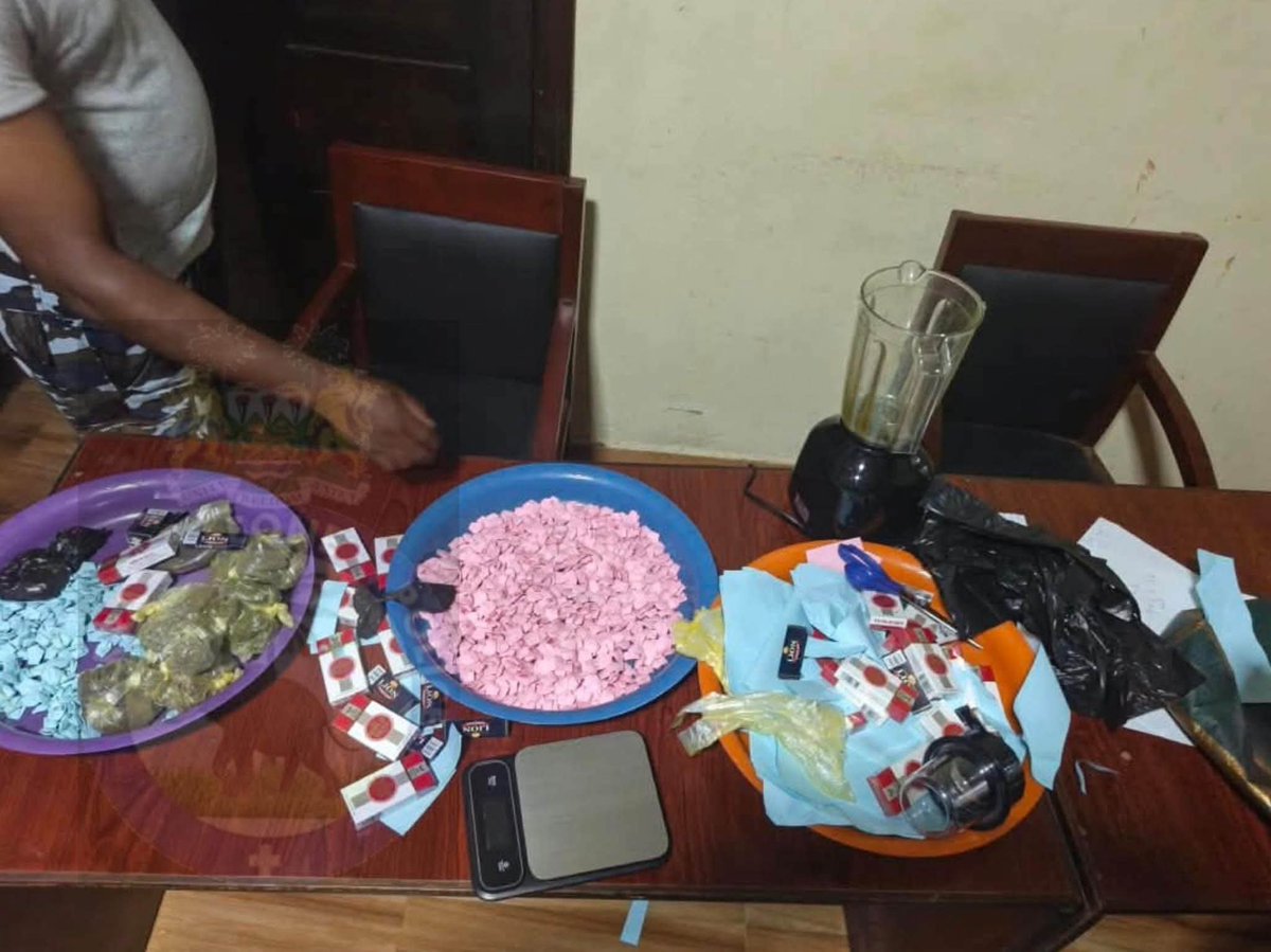 KlassicKingNice's tweet photo. #SaloneX
Drug Lord is richer than minister,that's why he never goes to prison.He can pay Le200m to lawyer,Le100m to police,Le500m to  clear container.Minister salary is Le30m,drug lord profit is Le200billion per https://t.co/qslYnAyOKv defeats law.💔🇸🇱🇸🇱
#Saynotodrug https://t.co/QIUaxJZkYi