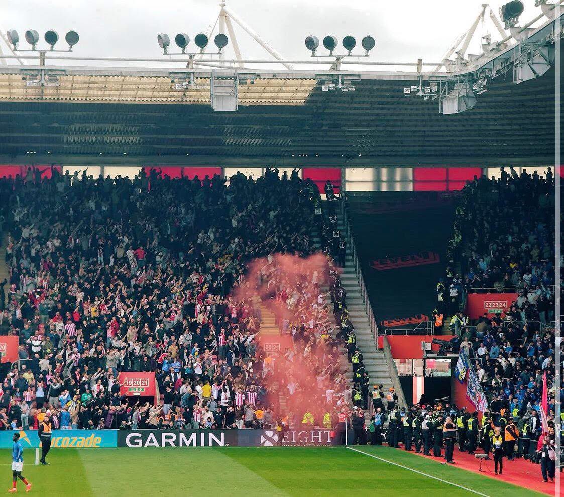 AwayDays_'s tweet photo. Great photo from the South Coast derby between Southampton and Portsmouth yesterday. https://t.co/szAnLb4SUi