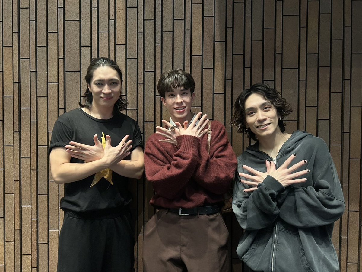 So1_Staff's tweet photo. 【staff】
#ALUCARDSHOW2026
本日もご観劇ありがとうございました✨

本日は #東島京 さんが来てくださいました！
いつもとっても嬉しい感想を伝えてくださり本当にありがとうございます😭
（平間はとても嬉しそうに楽屋へ戻っていきました）

明日は18:30公演でお待ちしております🦇
#平間壮一 https://t.co/2Hg4HTxpo3