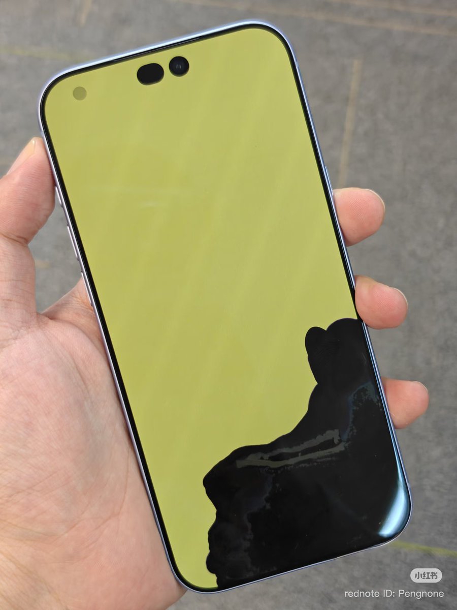 VerdeSelvans's tweet photo. This iPhone 18 Pro Max’s display got damaged after a drop because the frame pushed into the screen.

Yikes. This is why Titanium >>> Aluminium. https://t.co/EaqU5dssgS