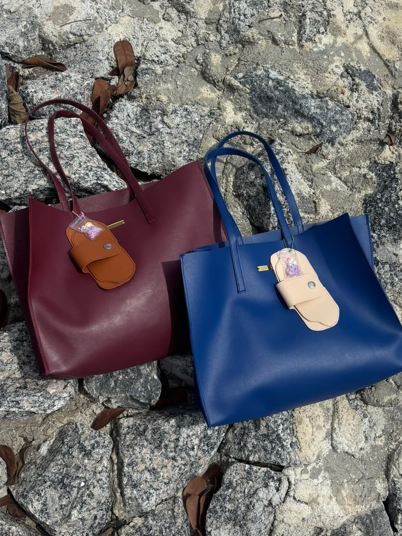 Hi_suhsu's tweet photo. BAGS AVAILABLE FOR 15,000naira only
Your perfect everyday bag for work, school and more.
✨Size:16inches(L) × 12inches(H)
✨Can accommodate a 16-inch laptop, notebooks and other accessories.
✨Suitable for office workers and students.
✨Comes with a FREE shade case and earrings🤍 https://t.co/vhfp4BPaSm
