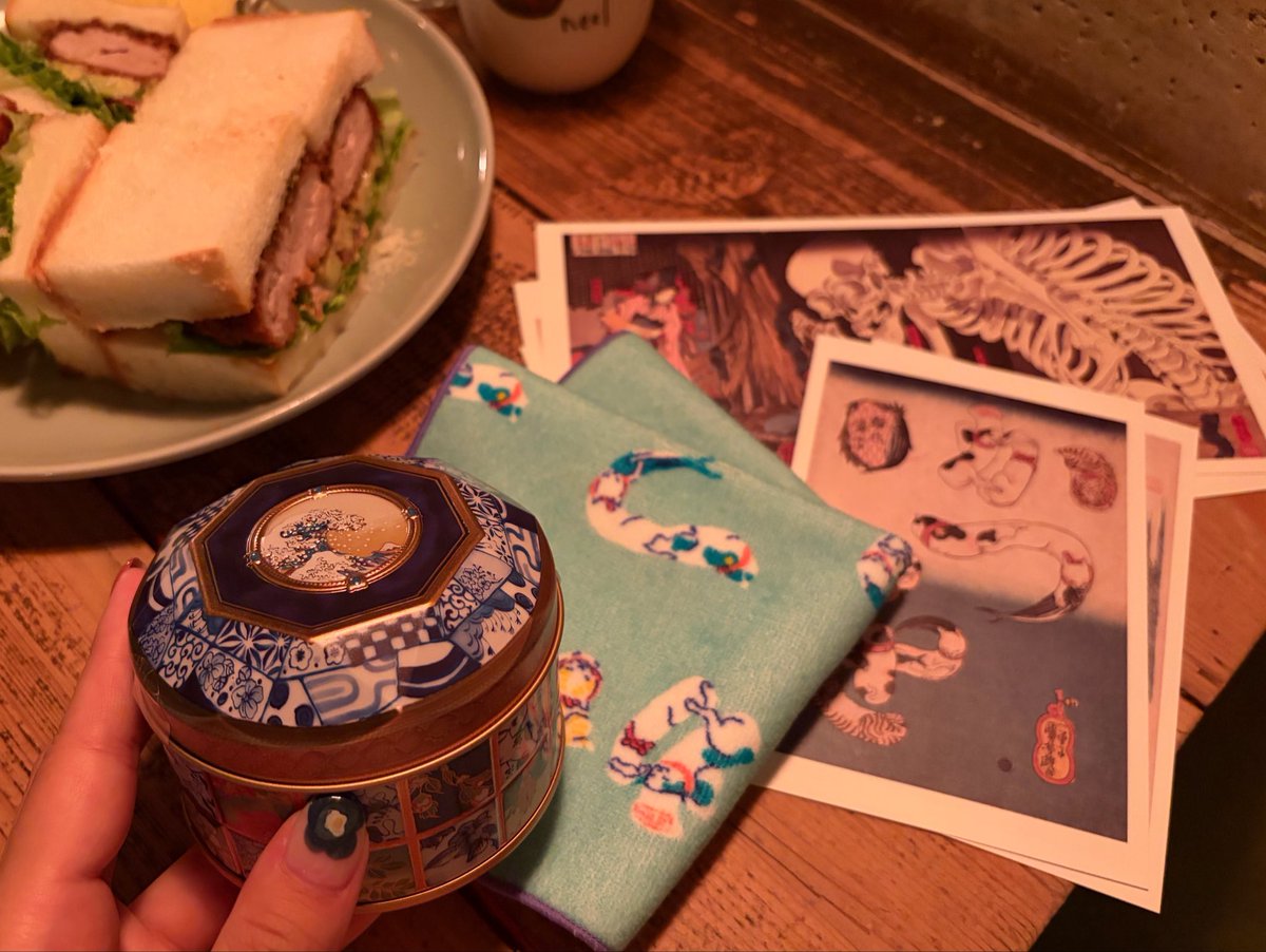 towabwv's tweet photo. 大英博物館展に行って来ました。
今日買ったお菓子をもう食べてます。 https://t.co/OkwK4gbKaV