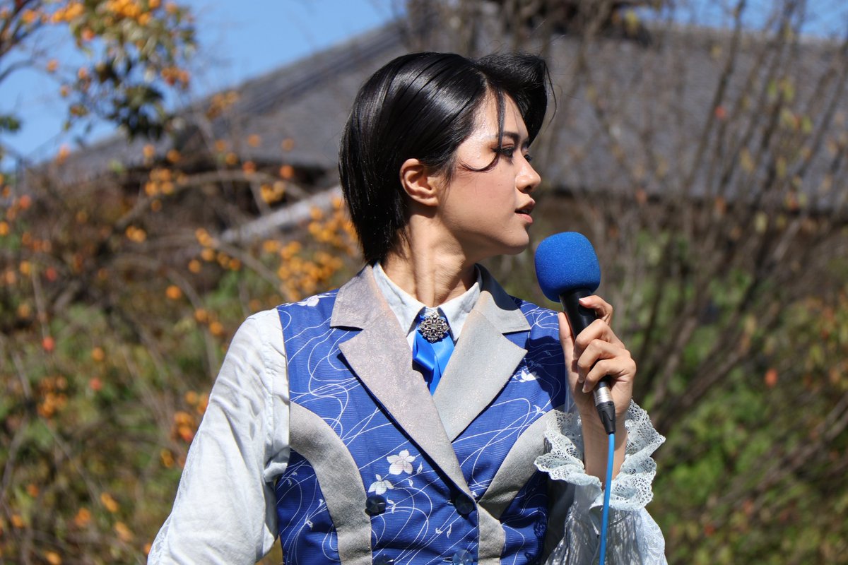 motsuchi0217's tweet photo. 2026.10.11　芝生広場公演

芝生広場にも秋が近づき、柿が実る頃

瑞���生、格好良さのギア上がってる

#明治偉人隊
#高橋瑞
#瑞先生麗しい https://t.co/CdwYDkkl4D