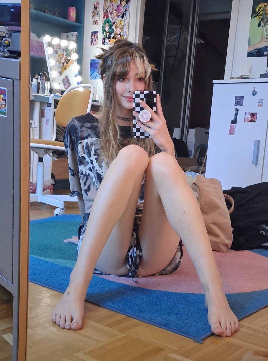 EvilRuuti255's tweet photo. 💋 Sweet, feminine, and a little dangerous to your heart🏳️‍⚧️❤️ https://t.co/5Qy6HH4rlR