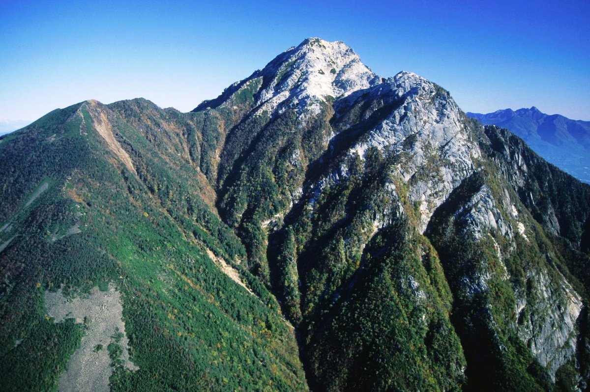 JapanExplorersE's tweet photo. White granite under a deep blue sky ⛰️ Kai Komagatake in Yamanashi, part of Japan's Southern Alps, is climbed from June to October while its steep ridges are free of snow. Where to start, map &amp; visitor photos →
#JapanMountains #Yamanashi #TravelJapan
https://t.co/5ICGzFVhrB https://t.co/mQsFJkj1u2