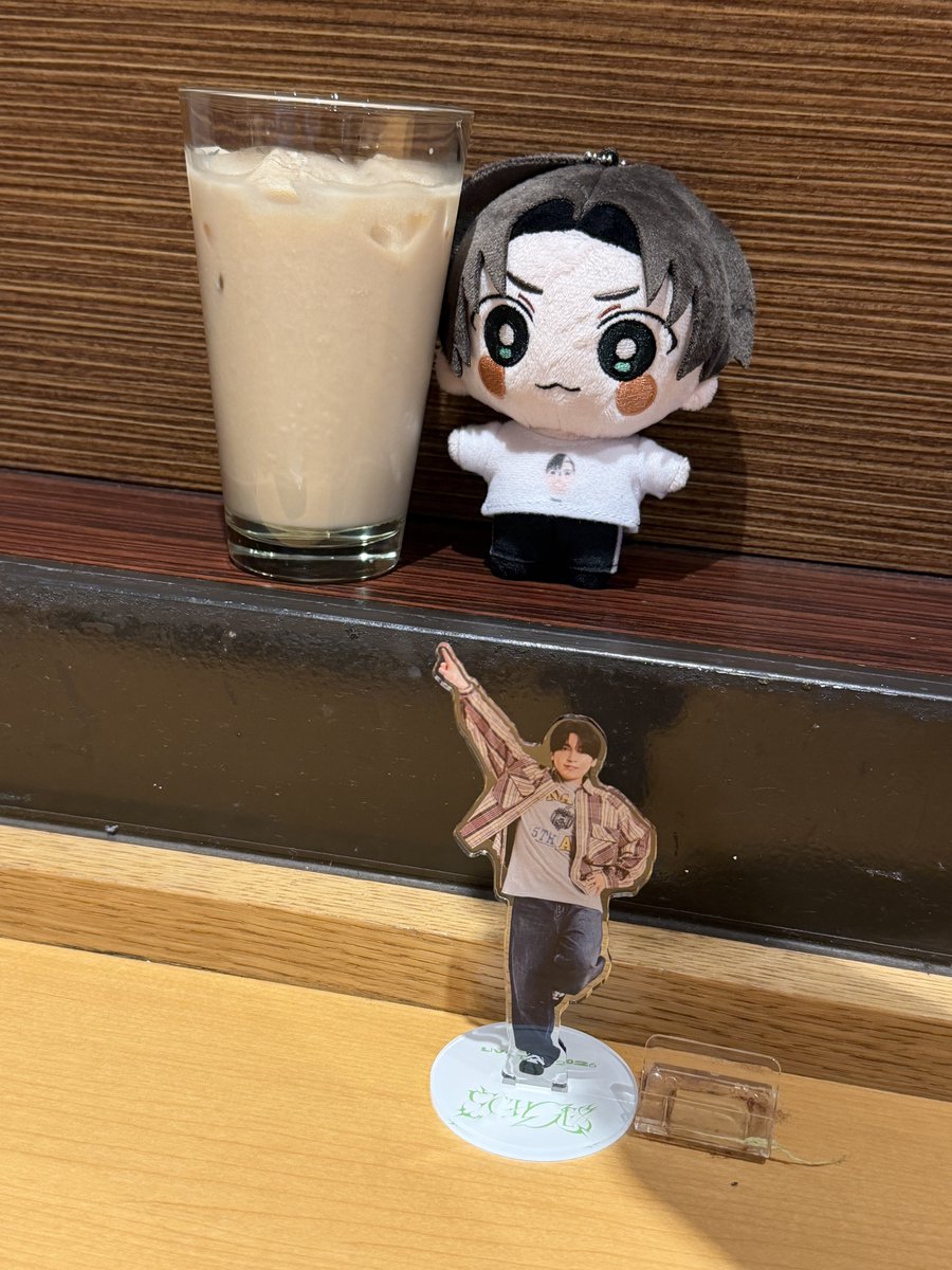 ovo_7moon's tweet photo. 今日やっとあずちゃんと会えました🫶
初対面だけどずっと繋がってたんで、会話が弾んでとても楽しかった！

あずちゃんが挨拶してる間は近くで縮こまってたんだけど、私にもお菓子分けてくれたりしてめちゃ優しい人ばかりだった😭ありがとうございましたほんとに https://t.co/sxApFAqdl0
