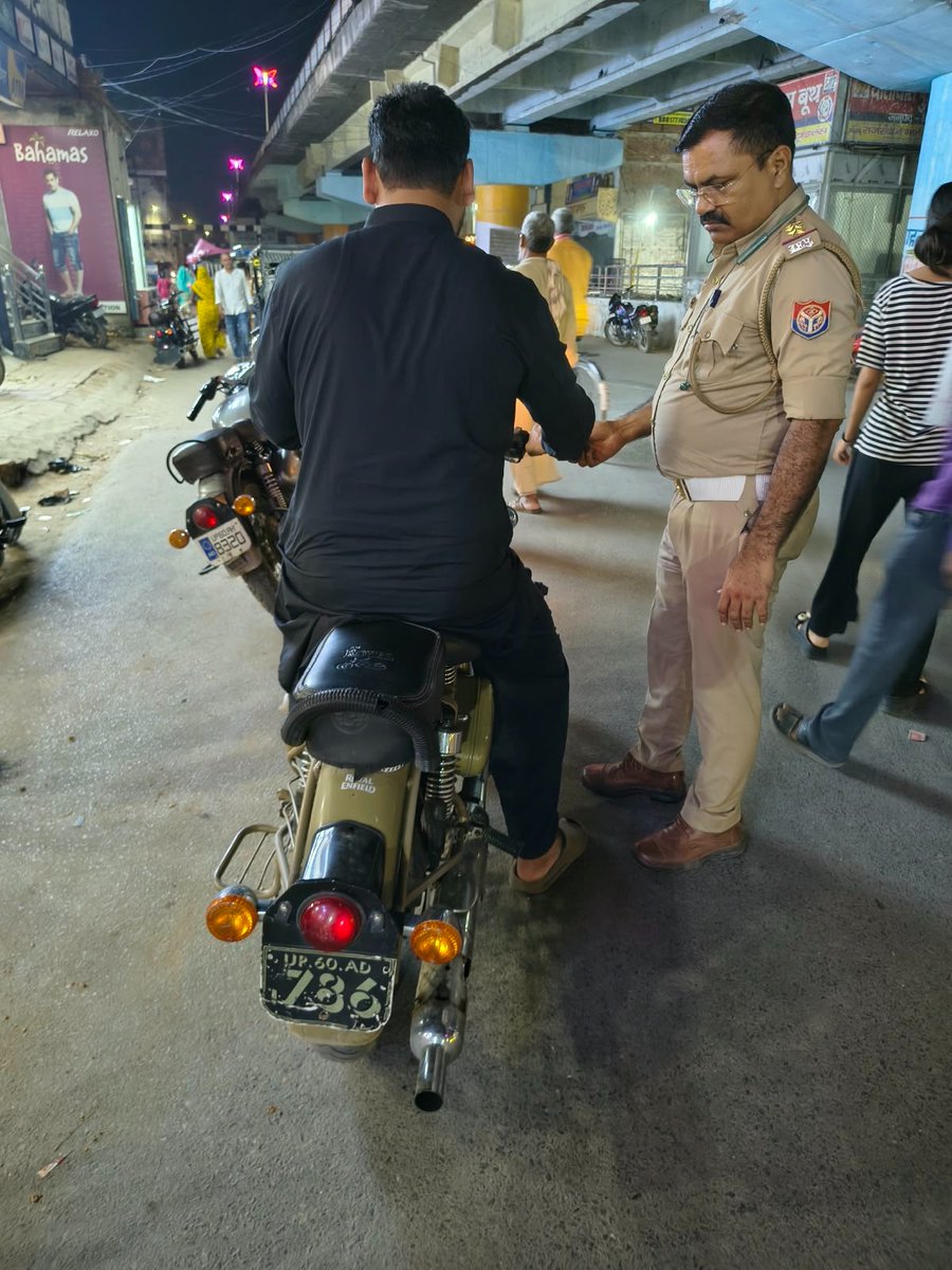 Balliatraffic's tweet photo. #SPBallia महोदय के निर्देशन में व #CoTrafficBallia के पर्यवेक्षण में #TrafficPoliceBallia द्वारा यातायात नियमों के उलंघन के विरूद्ध कार्यवाही की गयी।
@balliapolice
@uptrafficpolice
@Uppolice
@adgzonevaranasi
@digazamgarh https://t.co/QvT1IDTR10