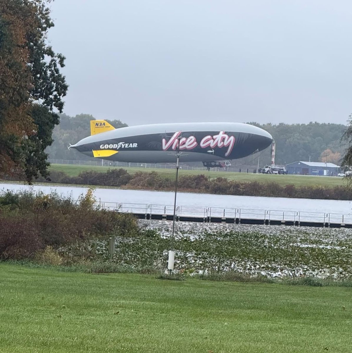 Rockstar_Mag's tweet photo. Le marketing de GTA 6 va assez loin ! 
Le fameux Dirigeable Goodyear qui survole la Floride va lui aussi avoir le droit à son thème Vice City ! 

📸 Cecil Richmond (Facebook) https://t.co/SVeDjPpD69