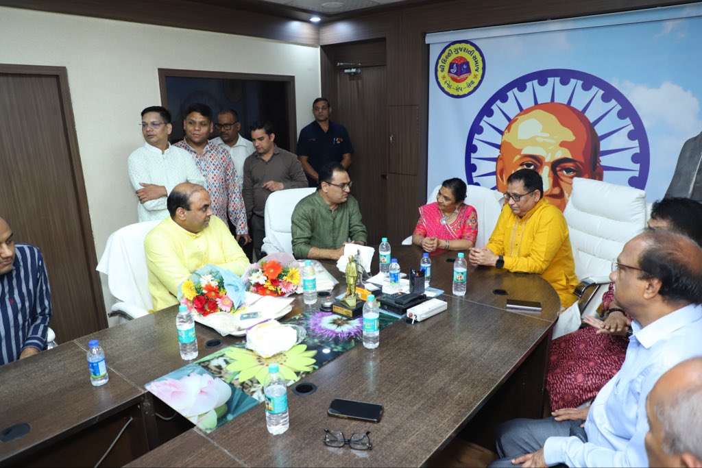KiritkrJPatel's tweet photo. श्री नवरात्रि उत्सव मंडल, दिल्ली द्वारा आयोजित ‘वाइब्रेंट नवरात्रि–2026’ के पावन अवसर पर मंडल के पदाधिकारियों एवं समर्पित सेवकों से भेंट करने और उनका स्नेहपूर्ण स्वागत-सत्कार प्राप्त करने का सौभाग्य मिला। माँ दुर्गा की भक्ति और सेवा-भाव से परिपूर्ण इस आयोजन में सभी पदाधिकारियों एवं सेवकों का समर्पण, उत्साह और आत्मीयता अत्यंत सराहनीय है। उनके स्नेह एवं सम्मान के लिए हृदय से आभार। माँ दुर्गा से प्रार्थना है कि श्री नवरात्रि उत्सव मंडल इसी प्रकार श्रद्धा, सेवा और सामाजिक समरसता के भाव से समाज को जोड़ता रहे तथा सभी पर दुर्गा माँ का आशीर्वाद सदैव बना रहे। जय माता की !