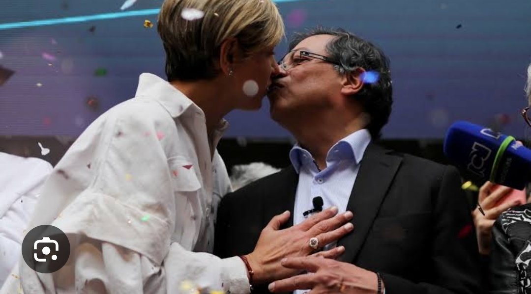 MnicaGonzlezPr2's tweet photo. Se presentaron como esposos (nadie sabe con exactitud desde cuándo estaban separados ya que Petro indicó en X que hacia muchos años) cuando Petro entro a la presidencia se les vio juntos como pareja y padres de familia, luego todos vimos lo que sucedió:

📎 Se supone que una primera dama que no es un cargo público ni oficial, tiene unas funciones protocolarias pero no legales que realiza a fin de darle un acompañamiento al Presidente.

📎 Las funciones de una primera dama son básicamente humanitarias y enfocadas a gestiones para la población vulnerable del País, en resumen en eso radica lo que una primera dama hace. 

📎 También puede dar acompañamiento al Presidente a sus viajes internacionales, pero Verónica Alcocer "arranco sola" a viajar medio mundo y Petro por su lado viajó por todo el planeta hablando de la crisis del agua y del calentamiento global, viajo tanto que estuvo un año fuera del Pais de los 4 que tenía de gobierno, algo extremo. Les gusta viajar. De hecho Petro aún estando en OFAC lo sigue haciendo como si nada pasara, posa en fotos sonriendo y sin preocupaciones, su destino favorito en este momento es México.

📎 Verónica Alcocer queria viajar y con esto tener un enorme equipo de personas a su mando y disposición, si lo quería, el 16 de diciembre de 2022 realiza su primer viaje a Oslo Noruega, la ONG Caritas la invito para concocer sus programas de identidad de género.

📎Su equipo de trabajo costo mucho dinero al extremo de gastar 1000 mil millones de pesos en maquillador, fotógrafo, diseñador personal de sus horrendos vestidos y en general todos esos lujos estrambóticos que se daba con el dinero del erario público (Descarada).

📎 El 14 de enero de 2023, viaja al Vaticano y tiene una entrevista privada con el Papá Francisco Q.E.P.D.

📎 Luego viene el cuestionado viaje a Caracas por parte de Verónica Alcocer el 31 de Enero de 2023 mencionado por Eva Ferrer. La justificación oficial de dicho viaje fue la visita que Alcocer le hiciera a Nicolás Maduro y Cilia Flores, la visita supuestamente tuvo el propósito de afianzar lazos "culturales y conocer el sistema nacional de orquestas juveniles de Venezuela" Actualmente Maduro y Cilia están privados de su libertad en el MD BROOKLYN y están procesados por graves cargos relacionados con narcotráfico, tráfico de armas y tortura.

📎 En septiembre de 2022 Verónica Alcocer comenzo a darle alcance a la palabra vamos a vivir sabroso, hizo una gira multidestino a Noruega, Reino Unido, New York USA y Tokio Japón.

📎 En Septiembre de 2023 viajo a Turin y Roma Italia.

📎 En Junio y julio de 2024 viajo a Suecia y París Francia a eventos deportivos. 

📎 Los años 2025 y 2026 siguió viajando a Suecia y cerca del 92% de esos viajes los hizo en aviones del Estado.

📎 El 24 de octubre de 2025 se conoce que había sido incluida en la lista OFAC junto con Petro, Bennedeti y Nicolás Petro. Todos se preguntaron porqué incluyen a Verónica Alcocer en la lista  Clinton? Qué tiene ella que ver en asuntos relacionados con presunto tráfico de estupefacientes y que el tesoro nacional de USA la haya limitado.
Pues bien el sábado 9 de octubre Revista Semana público y presentó un vídeo donde Eva Ferrer explica con lujo de detalles las presuntas actividades de narcotráfico y tráfico de armas y lavado de dinero producto del NARCOTRÁFICO que hizo Verónica Alcocer.

📎 El  28 de octubre de 2025 al saber Petro que los Estados Unidos de Norte América lo habían incluído junto con Verónica Alcocer, decidió dar a conocer a la opinión pública que Verónica y él estaban separados hacia años, esperando que con decir eso la OFAC la sacará lo cual no fue así y ahora no solamente está siendo investigada por USA sino en Colombia necesariamente deben continuar con la investigación por lavado de activos e iniciar otros procesos contra ella por narcotráfico y tráfico de armas.

📎 Ni Petro, ni Alcocer han trinado en X acerca de este tema. 

Petro critico llamar a la capitán Daniela Lozano, es todo por ahora.