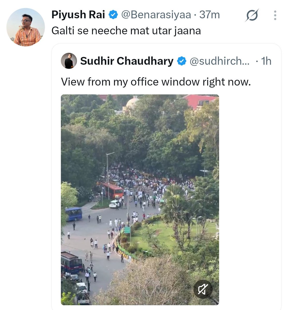 MihirkJha's tweet photo. बिल्कुल नीचे मत उतरना @sudhirchaudhary जी, क्योंकि नीचे @Benarasiyaa जी लटक रहे हैं https://t.co/Gh1Mgl3cVn