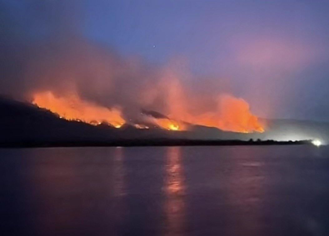 komisarisnetzen's tweet photo. Guys please berdoa juga untuk Pulau Taliabu, Maluku Utara sekarang lagi terbakar hutannya.

Mayoritas yang terbakar adalah kebun cengkeh milik warga. kasian banget padahal cengkeh tuh salah satu mata pencaharian mayoritas warga sana.

ini warga pademinnya cuma pake jirigen gitu, udah lebih dari 1 minggu😭

#PrayForMaluku