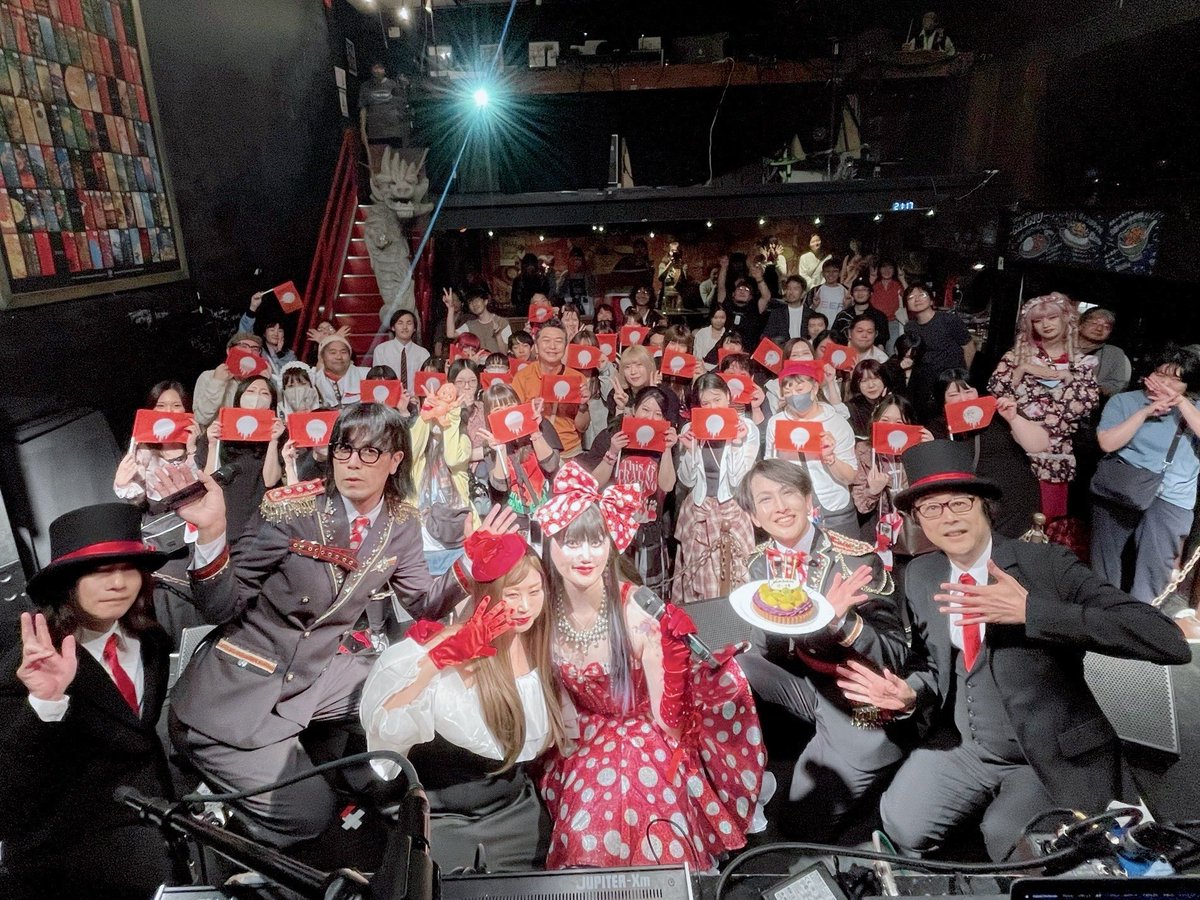 urbangarde's tweet photo. 月見ル君想フ22周年記念公演8bit strawberry🍓ありがとうありがとう。月見ル、そしておおくぼけいも誕生日おめでとうおめでとう🎂
YMCKとアーバンギャルドが時を超えコラボ。当時氏たちのチップチューンに少なからぬ影響を受けて作った「コマーシャルソング」一緒に踊れて良かった🎮 https://t.co/Kf7Dg4fq2r