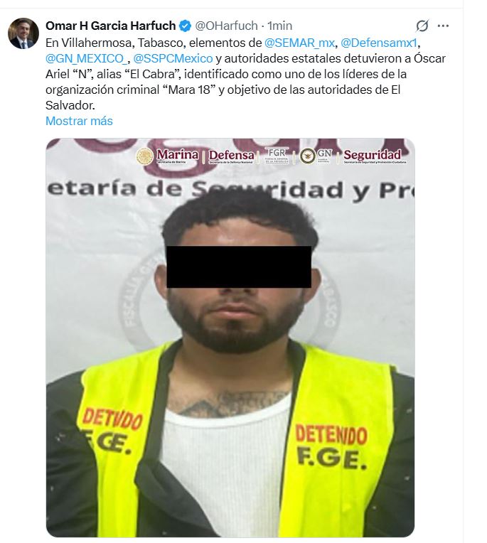Random_TotalMx's tweet photo. 🔴 DETIENEN EN TABASCO A PRESUNTO LÍDER DE LA MARA 18

En Villahermosa, Tabasco, autoridades federales y estatales detuvieron a Óscar Ariel “N”, alias “El Cabra”, señalado como uno de los presuntos líderes de la organización criminal Mara 18 y considerado objetivo de las autoridades de El Salvador.

El operativo contó con la participación de elementos de la Secretaría de Marina, Defensa, Guardia Nacional y otras corporaciones de seguridad, informó Omar García Harfuch.