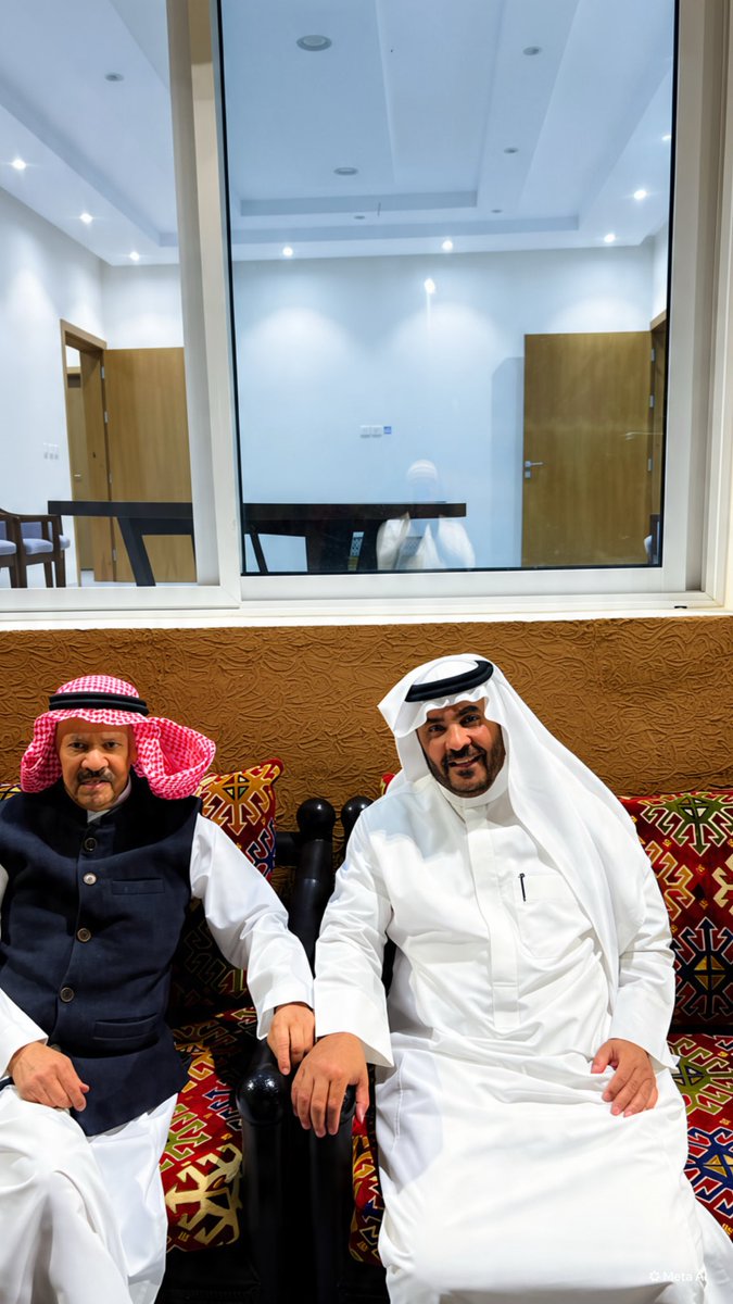 m_haladwani's tweet photo. يقول #الشاعر:
«مجالس أهل الكرم للضيف مدهال
يلقى الكرامة والصدور الفسيحه»
بدعوة كريمة
كنا ضيافة رجل من #الطراز_الرفيع، وصاحب خُلُق نبيل، وسيرة عطرة، وكرم أصيل، ومواقف مشرفة مع الجميع، الإداري المحنك ورجل الأعمال سعادة #العميد المهندس #أحمد_بن_محمد_بن_زيد_الهويشل. 🌹

صاحب الكتابين:
📘 #قيادة_تصنع_الأثر
📙 #مشوار_العمر
«قيم وعبر للأجيال»

ومؤسس وصاحب مدارس #الجيل_النموذجية، بحضور نجليه الكريمين #المهندس_محمد #الأستاذ_عبدالرحمن.

التأم في هذه الأمسية جمع نبيل من أسرة آل #المدرع_العريقة، بحضور معالي الشيخ #صقر_المدرع، ومعالي الشيخ #عبدالعزيز_المدرع، وأبنائهم وأحفادهم النبلاء.

كما شرّف اللقاء سعادة المهندس #أحمد_عبدالخالق، مدير شركة الاتصالات السابق بالطائف، ورجل الأعمال علي الكثيري، في أمسية جمعت نخبة من أبناء الطائف.

في أمسية طائفية نجدية بامتياز، تمازج فيها عبق الكلمة بروح الألفة، وسمو الحضور #بأصالة_المكان فكانت ليلةً استثنائيةً بما تميزت به من فخامة الضيافة، وروعة الاستقبال، ودفء اللقاء، وجمال التفاصيل.

وقد #لفت_أنظارنا جمال المكان الذي تميّز بالتصميم #النجدي_الأصيل،وهو نمط معماري يستلهم تراث منطقة نجد والقصور التقليدية، ويجمع بين عراقة الماضي ودفء التفاصيل وفخامة اللمسات العصرية.

كما استمتعنا بجمال المزرعة #وبركتها، وما تزدان به من ملامح تراثية ساحرة، ووقفنا على تفاصيلها
برفقة مصممها المهندس #محمد_الهويشل، الذي أبدع في إبراز جماليات المكان، إلى جانب توفير نوع نادر وفاخر من النخيل يُعرف بـ #مسكانية.

واختُتمت الأمسية بمأدبة فاخرة جسّدت أصالة الكرم، وعكست ما عُرف به
#آل_الهويشل من حفاوة الاستقبال وصدق المودة ونبل الوفاء.

بارك الله في سعادة العميد #أحمد_الهويشل_ونجليه الكريمين، وزاده من واسع فضله، وبارك له في رزقه وعمره وأهله وولده وماله، وجعل أيامه عامرةً بالخير والسرور، كما عمرت مجالسه بالمحبة والكرم والألفة.🌹