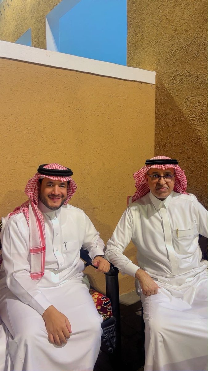 m_haladwani's tweet photo. يقول #الشاعر:
«مجالس أهل الكرم للضيف مدهال
يلقى الكرامة والصدور الفسيحه»
بدعوة كريمة
كنا ضيافة رجل من #الطراز_الرفيع، وصاحب خُلُق نبيل، وسيرة عطرة، وكرم أصيل، ومواقف مشرفة مع الجميع، الإداري المحنك ورجل الأعمال سعادة #العميد المهندس #أحمد_بن_محمد_بن_زيد_الهويشل. 🌹

صاحب الكتابين:
📘 #قيادة_تصنع_الأثر
📙 #مشوار_العمر
«قيم وعبر للأجيال»

ومؤسس وصاحب مدارس #الجيل_النموذجية، بحضور نجليه الكريمين #المهندس_محمد #الأستاذ_عبدالرحمن.

التأم في هذه الأمسية جمع نبيل من أسرة آل #المدرع_العريقة، بحضور معالي الشيخ #صقر_المدرع، ومعالي الشيخ #عبدالعزيز_المدرع، وأبنائهم وأحفادهم النبلاء.

كما شرّف اللقاء سعادة المهندس #أحمد_عبدالخالق، مدير شركة الاتصالات السابق بالطائف، ورجل الأعمال علي الكثيري، في أمسية جمعت نخبة من أبناء الطائف.

في أمسية طائفية نجدية بامتياز، تمازج فيها عبق الكلمة بروح الألفة، وسمو الحضور #بأصالة_المكان فكانت ليلةً استثنائيةً بما تميزت به من فخامة الضيافة، وروعة الاستقبال، ودفء اللقاء، وجمال التفاصيل.

وقد #لفت_أنظارنا جمال المكان الذي تميّز بالتصميم #النجدي_الأصيل،وهو نمط معماري يستلهم تراث منطقة نجد والقصور التقليدية، ويجمع بين عراقة الماضي ودفء التفاصيل وفخامة اللمسات العصرية.

كما استمتعنا بجمال المزرعة #وبركتها، وما تزدان به من ملامح تراثية ساحرة، ووقفنا على تفاصيلها
برفقة مصممها المهندس #محمد_الهويشل، الذي أبدع في إبراز جماليات المكان، إلى جانب توفير نوع نادر وفاخر من النخيل يُعرف بـ #مسكانية.

واختُتمت الأمسية بمأدبة فاخرة جسّدت أصالة الكرم، وعكست ما عُرف به
#آل_الهويشل من حفاوة الاستقبال وصدق المودة ونبل الوفاء.

بارك الله في سعادة العميد #أحمد_الهويشل_ونجليه الكريمين، وزاده من واسع فضله، وبارك له في رزقه وعمره وأهله وولده وماله، وجعل أيامه عامرةً بالخير والسرور، كما عمرت مجالسه بالمحبة والكرم والألفة.🌹