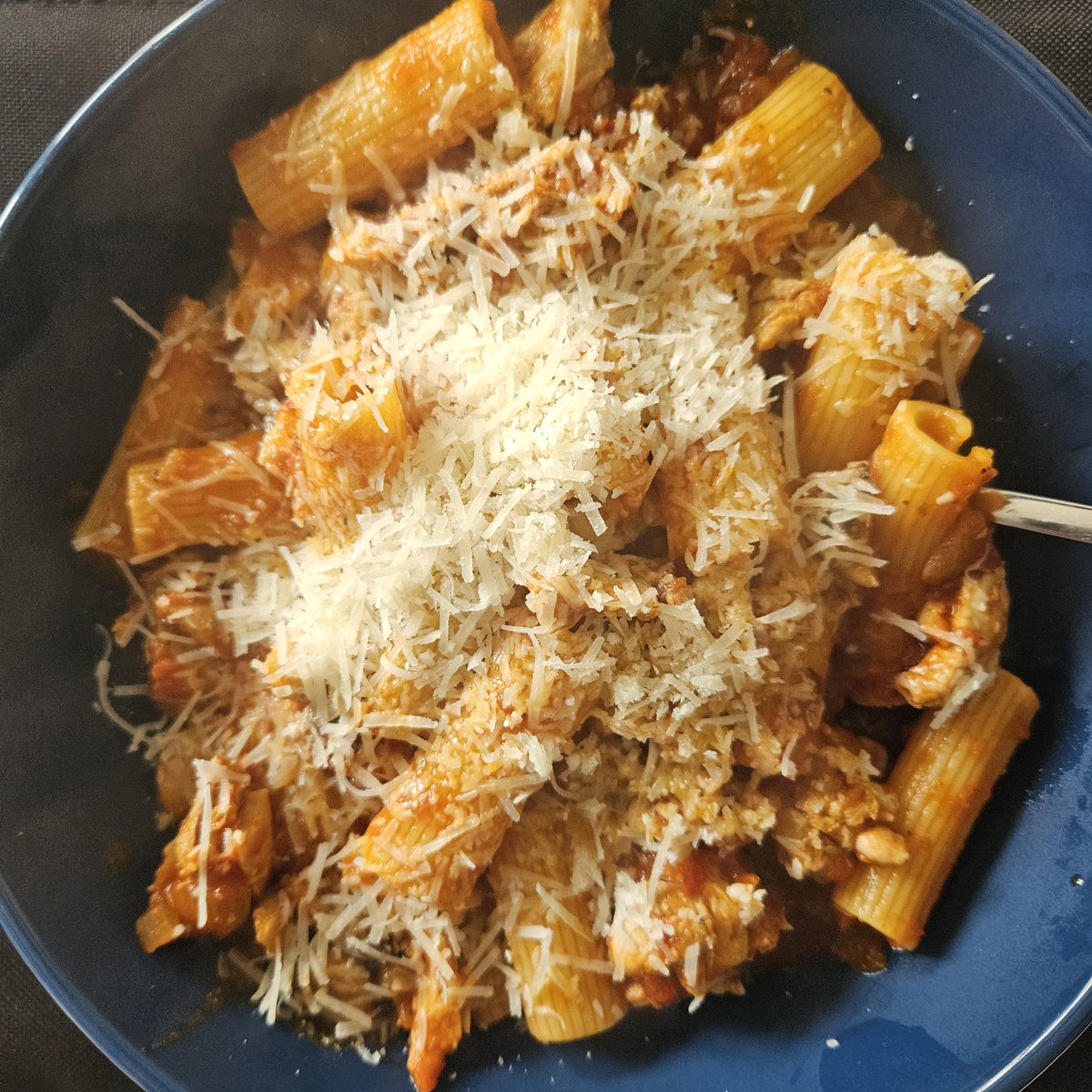 AwTroon's tweet photo. Another quick cheat meal today. Mutti Arabiatta sauce with extra garlic, oregano,  mushroom, onions and chicken with Rigatoni and Parmesan. I also added cayenne, smoked paprika and chilli flakes.
#WeeScottishWuminCooks #ChilliChicken https://t.co/wHynEXzHCT